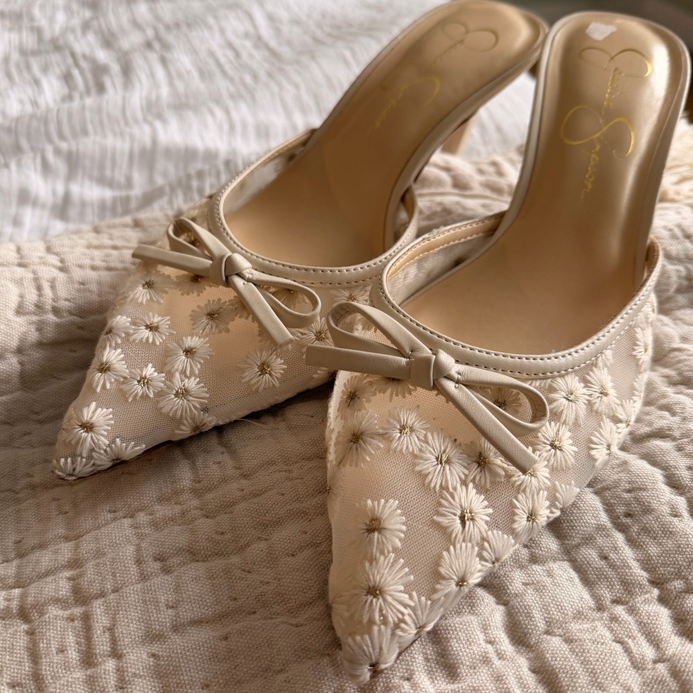 Jessica Simpson White Floral Pumps